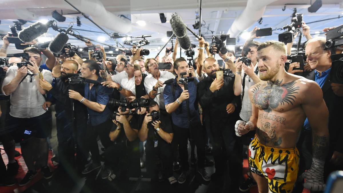 Bereits vor der Abschluss-Pressekonfernz laden die beiden Kämpfer die Journalisten jeweils einzeln ein. Erwartungsgemäß ist die Aufmerksamkeit der Presse enorm