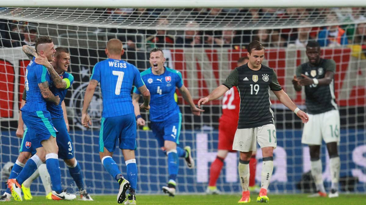 Die Halbzeitpause muss aufgrund des Gewitters um 25 Minuten verlängert werden. Mario Gomez bringt das DFB-Team in Front. Hamsik, Duris und Kucka sorgen anschließend aber für eine deutsche Niederlage