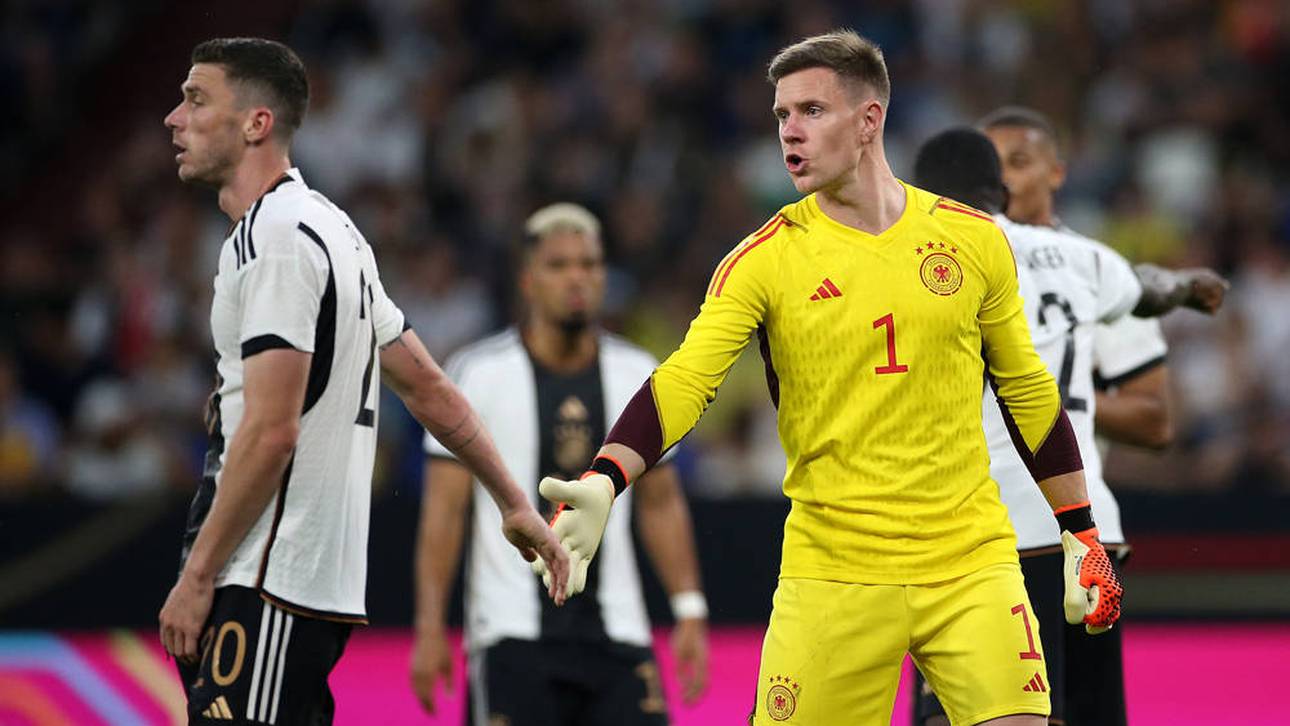 Robin Gosens (links) springt Marc-André ter Stegen zur Seite