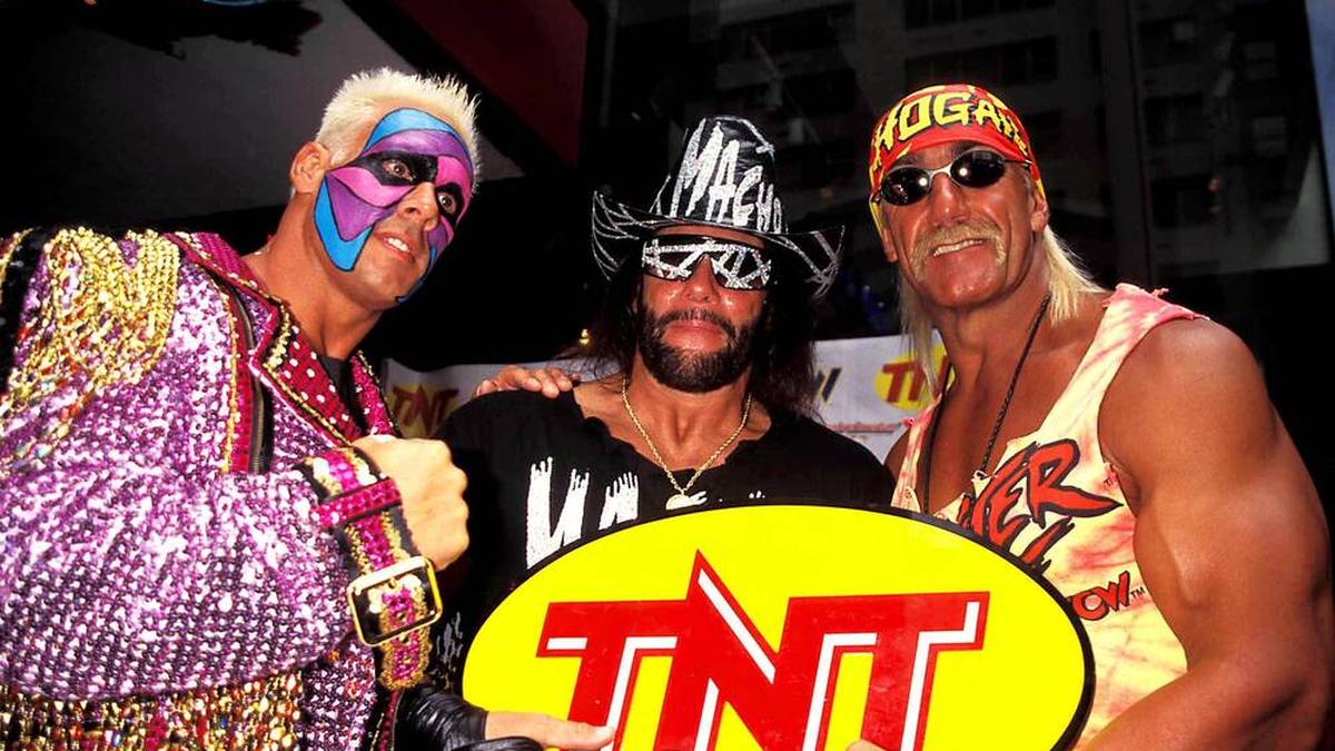 WCW bekämpfte WWE in den Neunzigern mit Stars wie Sting, Randy Savage und Gulk Hogan (v.l.)