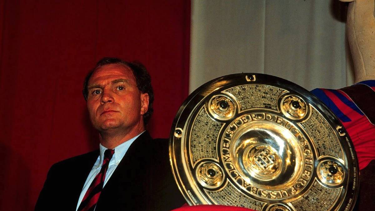 1990 etwa fliegen die Fetzen, weil Lemke Hoeneß vorwirft, bei Verhandlungen um TV-Gelder zu viel Geld zu fordern. Hoeneß' Replik: "Willi Lemke ist ja einer der größten Opportunisten in dem Geschäft. Er ist der Erste, der nachher die Hand aufhält. Nur die Prügel, die lässt er gerne den Hoeneß einstecken - das Geld, das steckt er dann ein. Der ist nicht ernst zu nehmen."
