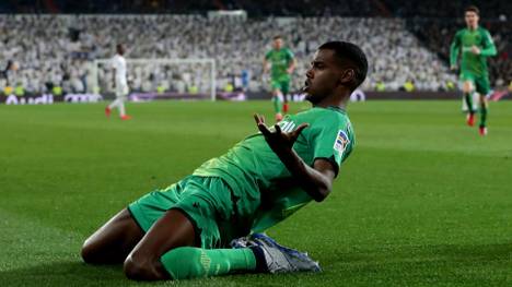 Der FC Barcelona sucht dringend Verstärkungen, um seinen personellen Umbruch voranzutreiben. Die spanische Zeitung Mundo Deportivo bringt nun Alexander Isak als Transferziel ins Spiel.