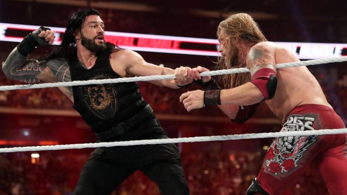 Da waren es nur noch drei: Reigns und Edge duellieren sich gegenseitig am Ringrand, nur eine falsche Bewegung vom Aus entfernt. Reigns behält letztlich die Oberhand, kickt Edges Hand vom Seil und befördert ihn aus dem Match