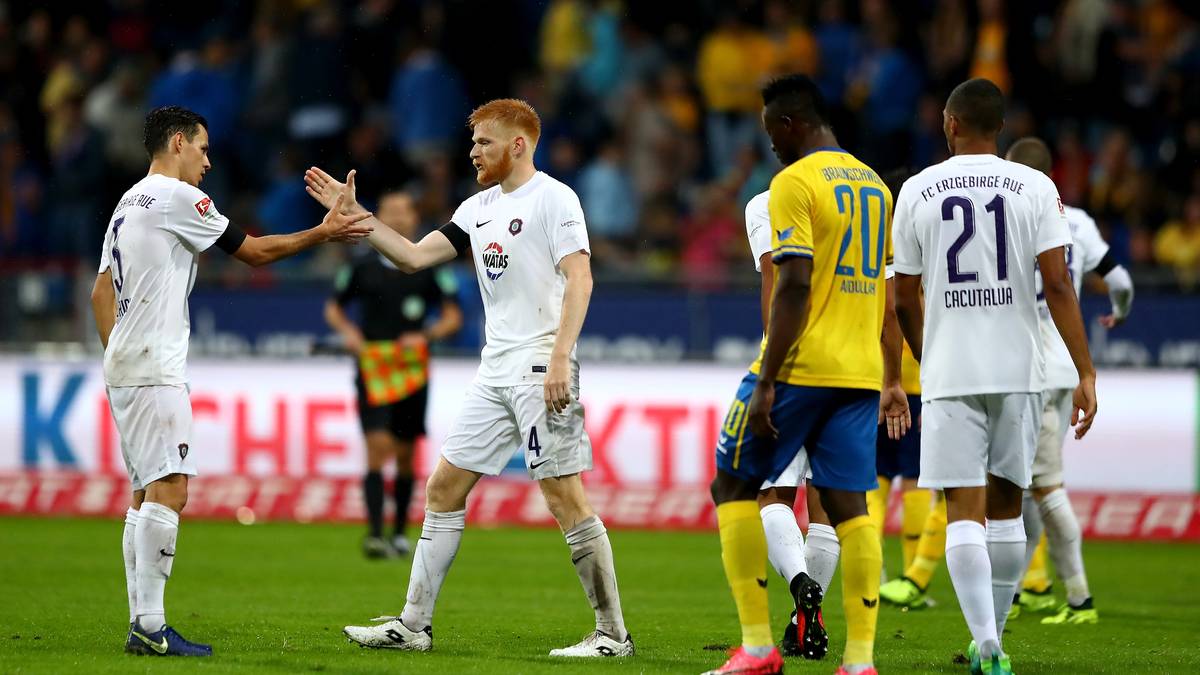 PLATZ 12 – ERZGEBIRGE AUE: Ein Klub mit Arbeiterimage. Das gefällt nicht nur den eigenen Fans. Daumen hoch!