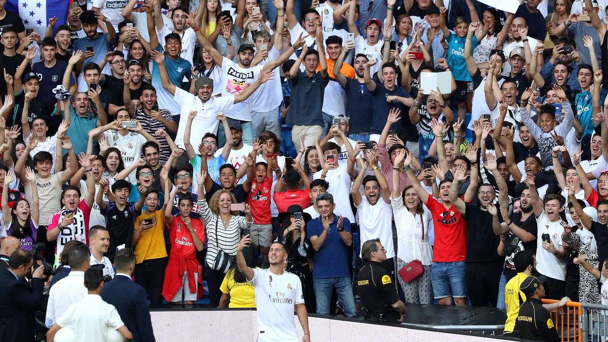 Der neue Heilsbringer der Königlichen genoss sichtlich das Bad in der Menge und beschrieb diesen Moment als den besten seiner Karriere. "Ich will so viele wie möglich gewinnen und hier Geschichte schreiben", erklärte der Belgier