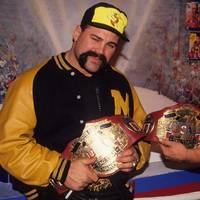 WWE Hall of Famer Rick Steiner beleidigt bei einem Event am WrestleMania-Wochenende die Transgender-Wrestlerin Gisele Shaw übel. Die nimmt das nicht hin.