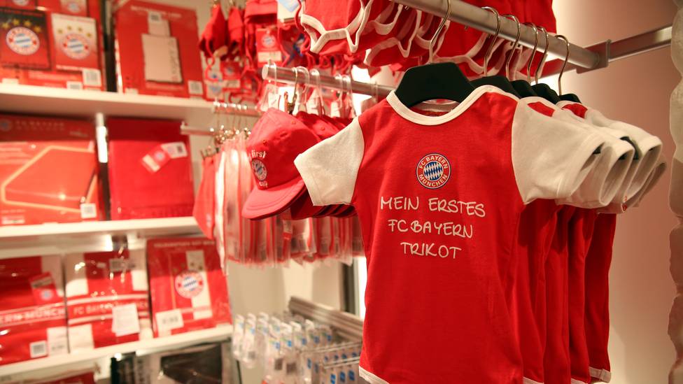 Die Fans reißem dem FC Bayern die Merchandising-Artikel aus den Händen 