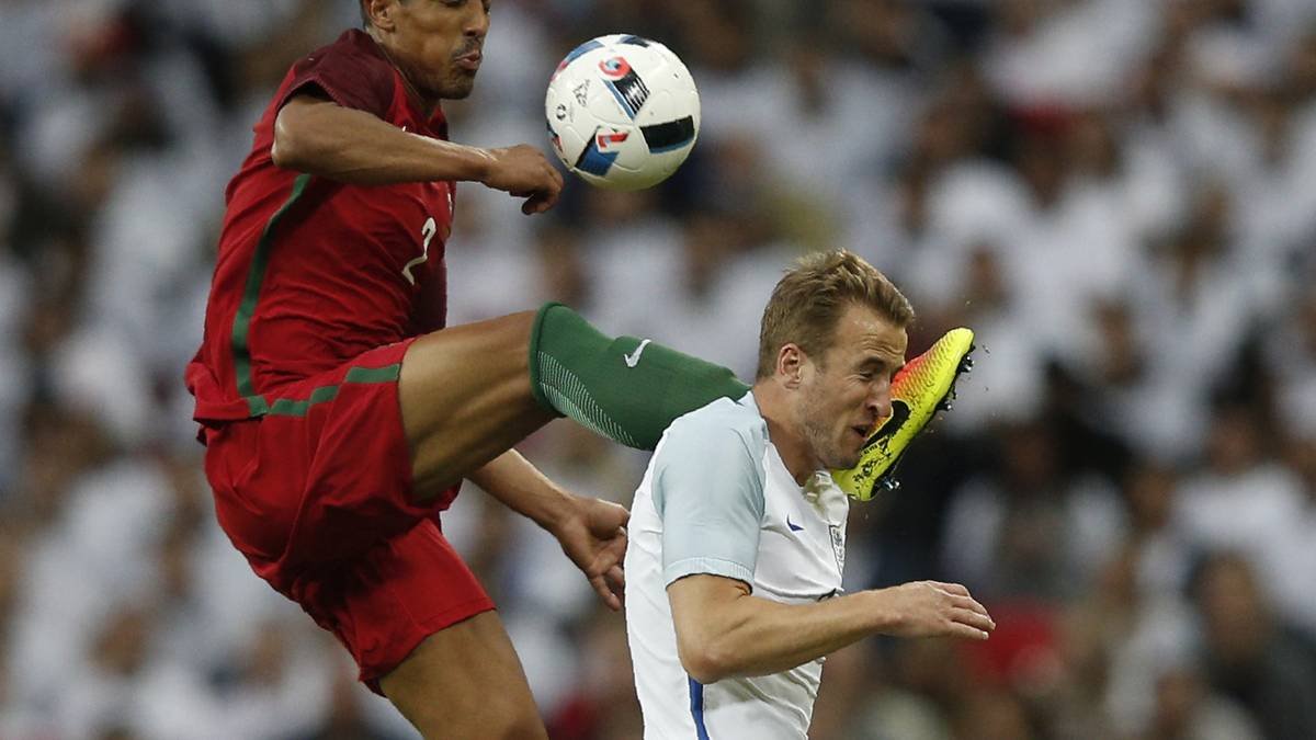 Mit offener Sohle trifft der Portugiese den Engländer links am Kopf