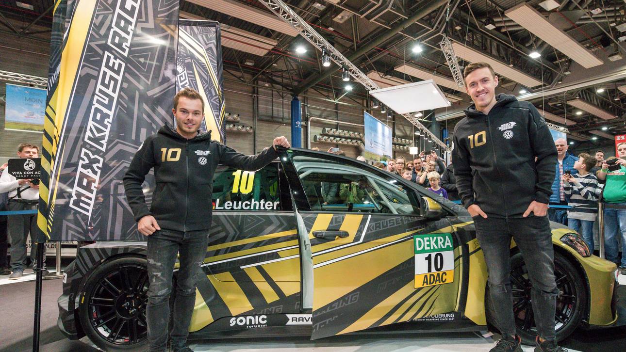 Kruse zeigt Rennauto seines Teams