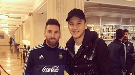Sebastian Driussi (r.) traf Lionel Messi in der Hotellobby