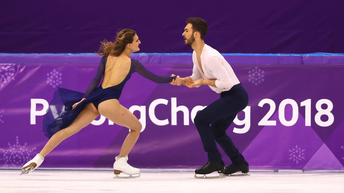 Nach dem Kleid-Fail hat Papadakis für den zweiten Auftritt mit ihrem Partner Guillaume Cizeron sicherheitshalber das Outfit getauscht. Zumindest der Oberkörper ist jetzt sicher bedeckt