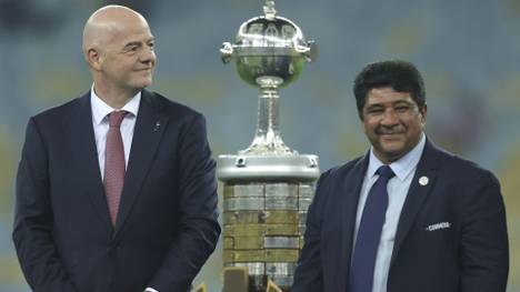 Rodrigues zusammen mit FIFA-Präsident Infantino