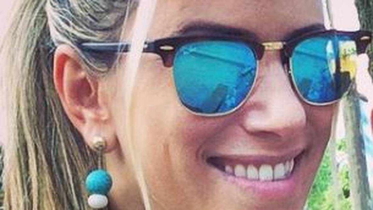 Cool und lässig lächelt Ariana Lima, die Freundin von Lucas Leiva, in die Kamera