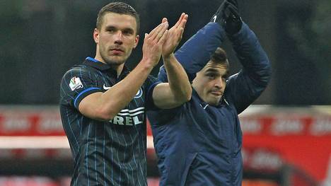Lukas Podolski (l.) und Xherdan Shaqiri feiern den Sieg gegen Sampdoria