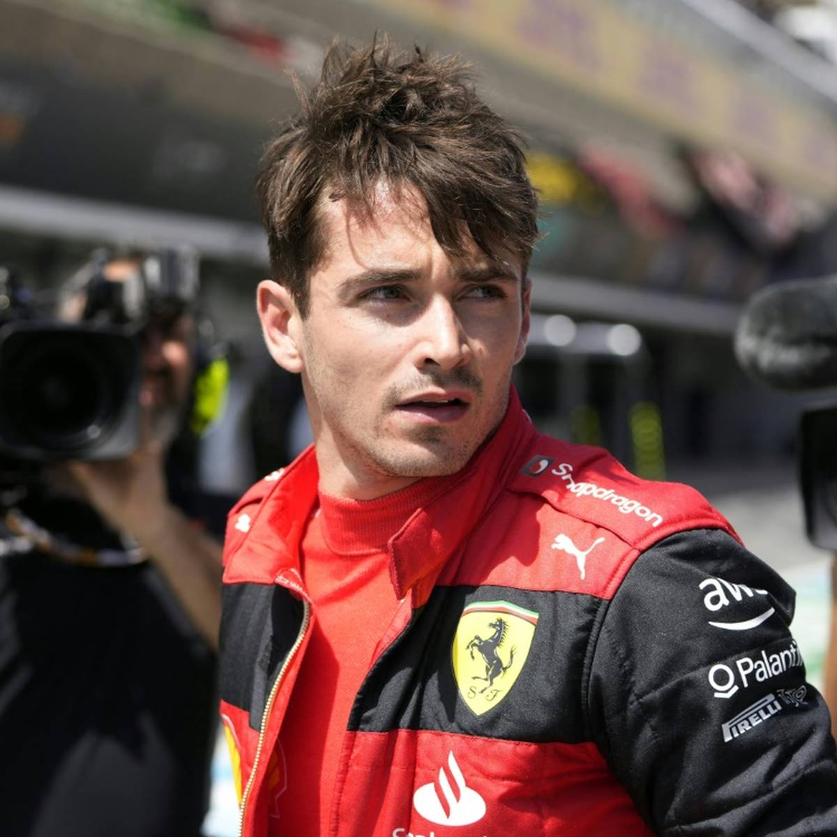 Titelkandidat Charles Leclerc muss nach dem Motorschaden an seinem Ferrari schon recht früh in der Formel-1-Saison eine Startplatzstrafe fürchten.