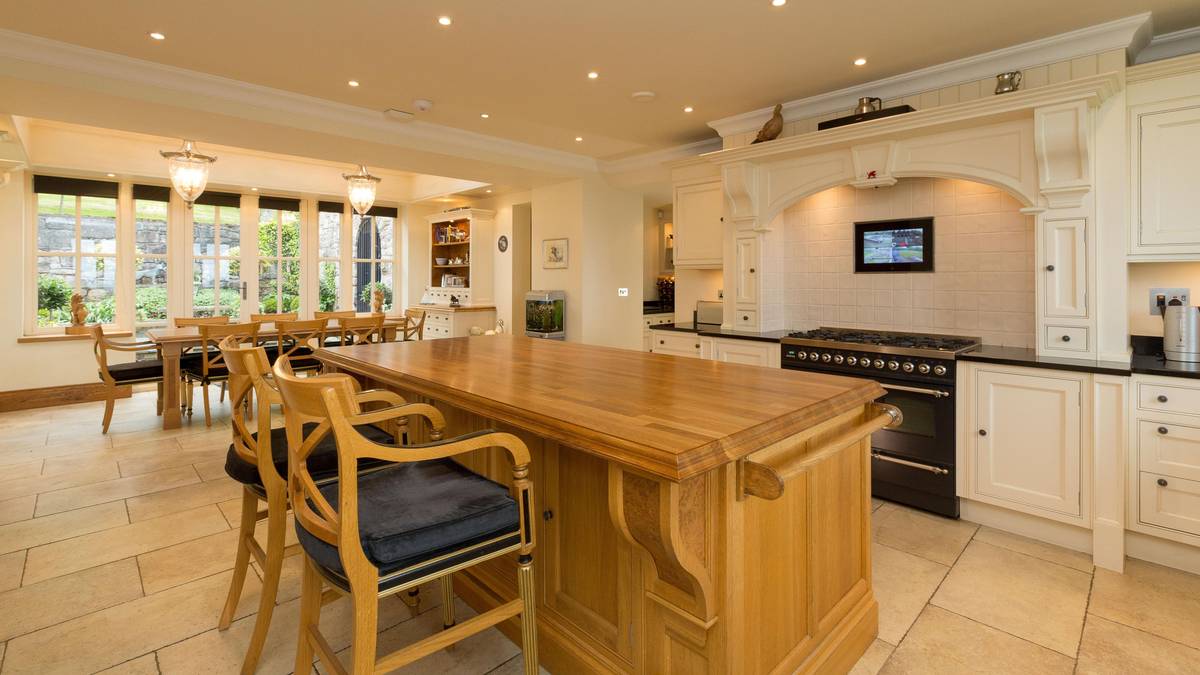 Man könnte vermuten, dass die Burg schon Jahrhunderte überdauert hat, tatsächlich wurde sie erst vor 39 Jahren erbaut. Sie ist ausgestattet mit doppelt verglasten Fenstern, Fußbodenheizung, Heimkino und einer Bibliothek