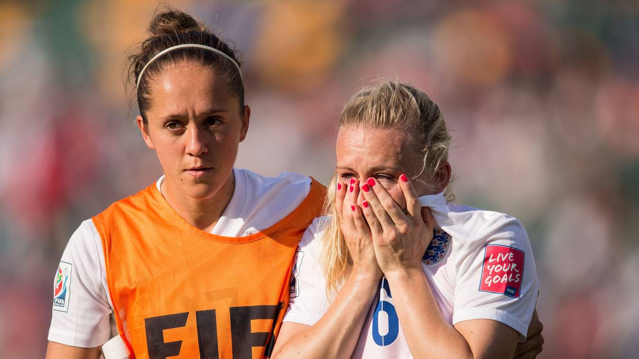 England nach irrem Eigentor raus