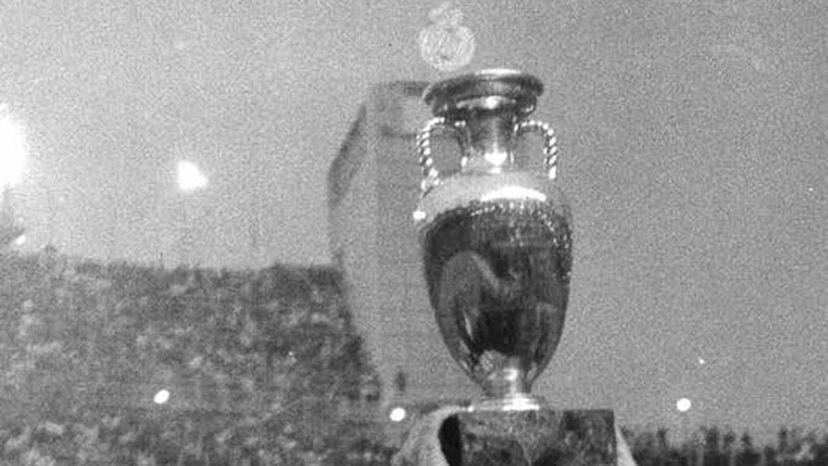 Bei ihrer Heim-EM stemmten die Spanier am Ende den Pokal in die Höhe. Ferran Olivella führte damals die Furia Roja als Kapitän an