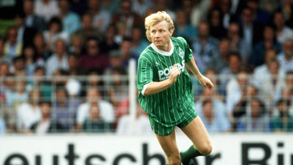 Trainer-Fuchs Rehhagel beweist mit diesem Transfer sein Goldenes Händchen, auch wenn sich 1985/86 Bayern im legendären Titelrennen noch gegen Werder durchsetzt