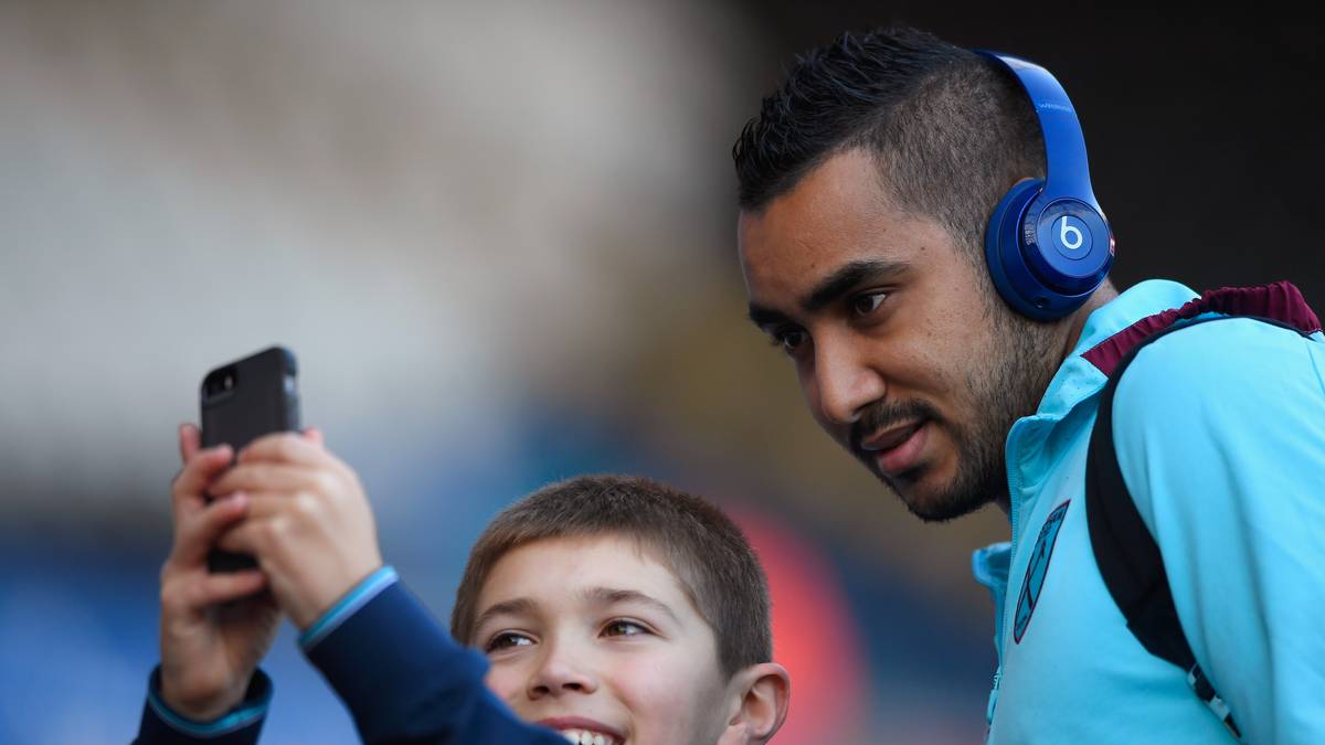 DIMITRI PAYET: Beim West-Ham-Profi wird das lancierte Wechselwunsch-Zitat einer Satirezeitschrift für bare Münze genommen, die Fans beleidigten den eigenen Spieler daraufhin 