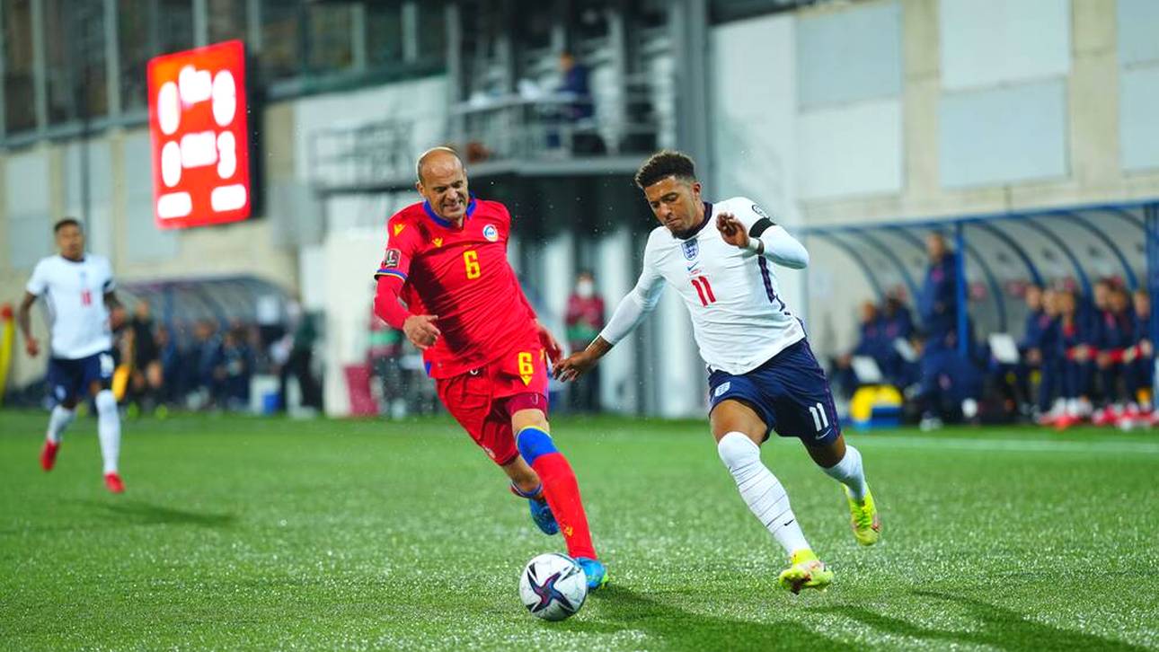 Ildefons Lima im Laufduell mit Jadon Sancho