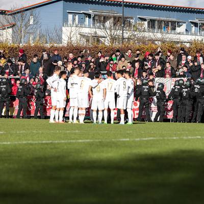 Das nach einem Polizei-Einsatz abgebrochene Regionalliga-Spiel von Türkgücü München gegen die Zweitvertretung des FC Bayern hat Strafen und Konsequenzen zur Folge.