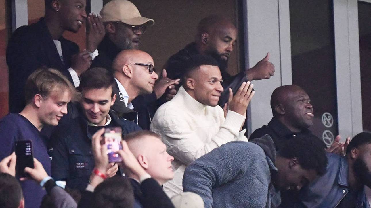 Kylian Mbappé auf der Tribüne in Paris