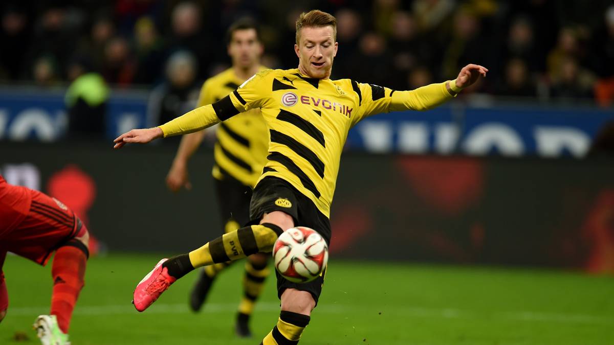 Marco Reus von Borussia Dortmund setzt gegen Leverkusen zum Schuss an