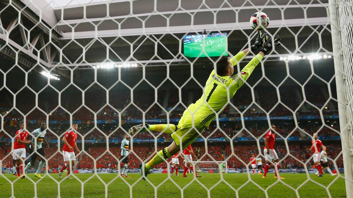 In der 13. Minute schlägt es ein im Kasten von Wayne Hennessey. Radja Nainggolan knallt einen Distanzschuss unhaltbar ins obere Eck