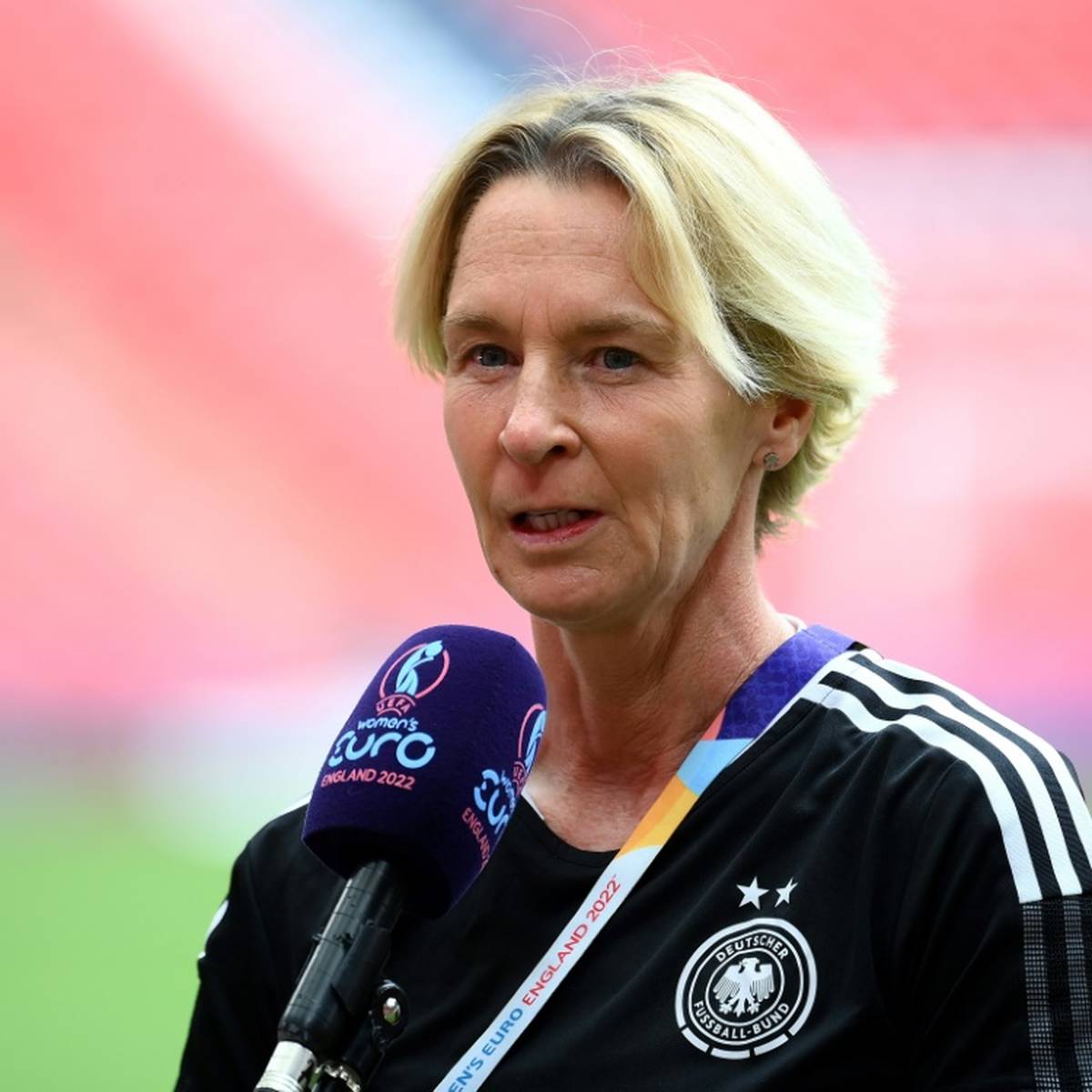 Bundestrainerin Martina Voss-Tecklenburg hat mit Blick auf die Fußball-WM im kommenden Jahr zeitnahe Gespräche mit ihrer Mannschaft angekündigt.
