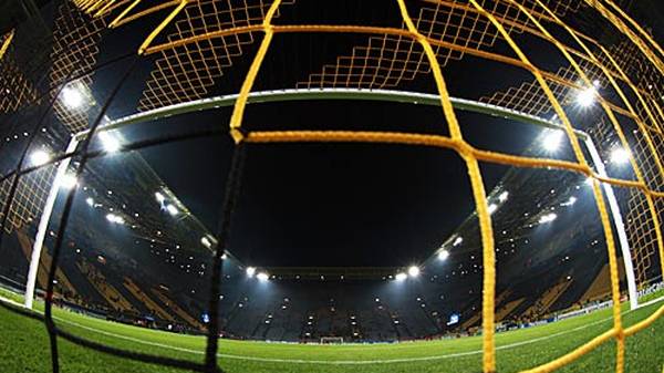 Dienstagabend, Fluchtlicht - Champions-League-Zeit! Das Dortmunder Stadion erwartet die Protagonisten