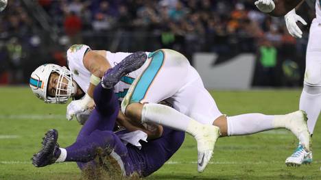 Linebacker Kiko Alonso (o.) von den Miami Dolphins attackierte Ravens-Quarterback Joe Flacco massiv