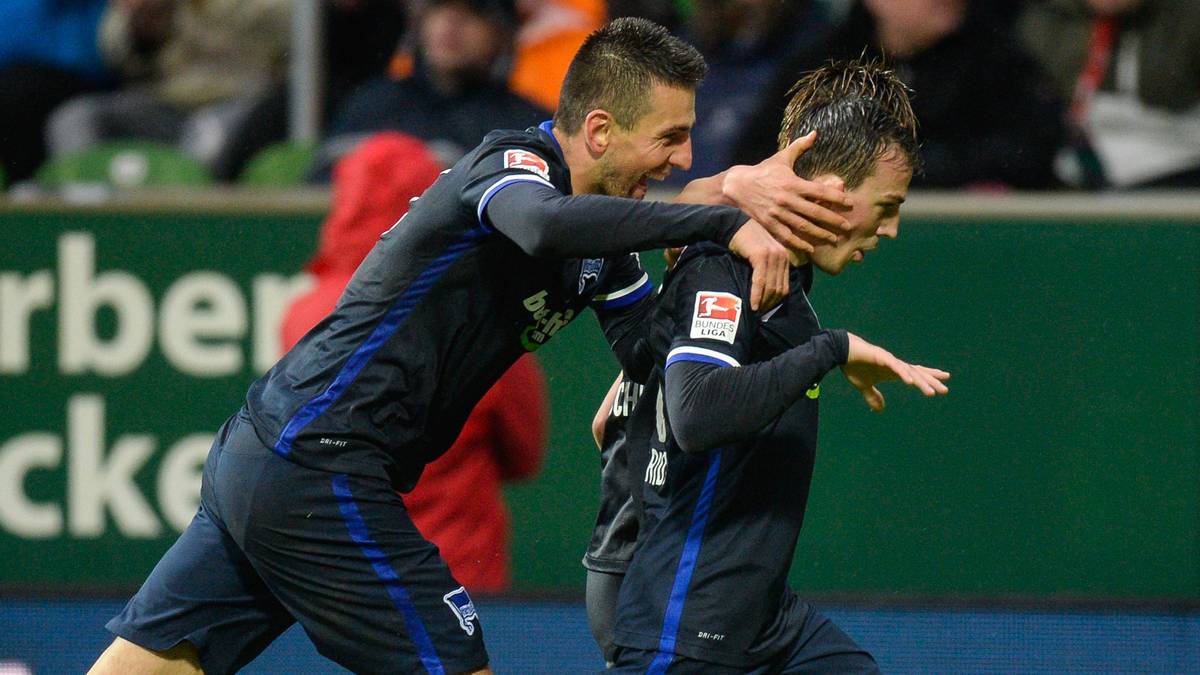 Vladimir Darida (r.) zimmert den Ball aus rund 25 Metern mit Dampf in die Maschen - und ist anschließend selbst von Teamkollege Vedad Ibisevic (l.) nicht mehr zu halten. Und noch bevor in den anderen Stadien etwas passiert...