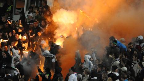 Hooligans können in Fußball-Stadion gewaltigen Schaden anrichten