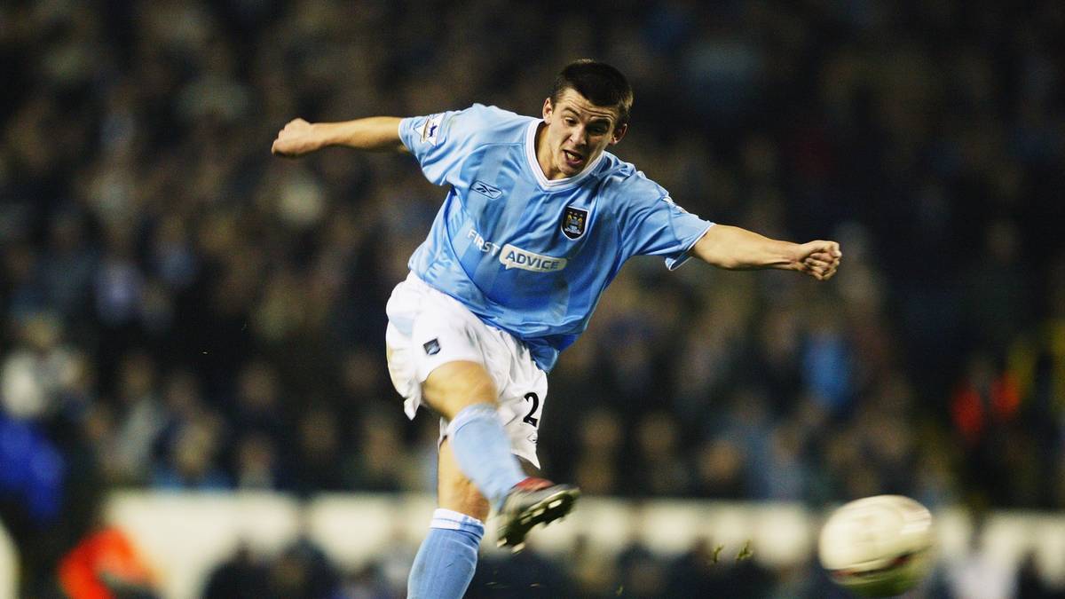 Nachdem Barton einen Newcastle-Transfer kommentiert, weißt ihn Hamann zurecht. "Versuch nicht, mir hier Prügel zu versetzten, du unverschämter Kerl. Bring zuerst dein eigenes Leben in Ordnung", schießt Barton zurück. Anschließend beleidigen sich beide in einer legendären Twitter-Schlammschlacht