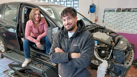 Tausche Unfall-Wrack gegen Oben-Ohne-Traum! Eine knallharte Aufgabe für Ramona und Yunus: Können sie Verenas zerstörten Golf günstig reparieren und ihr für kleines Geld ein cooles Cabrio besorgen?