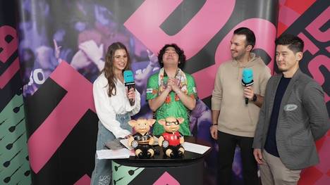 Motomu Sakai gewinnt sein Debüt im Ally Pally mit einer Wahnsinns-Performance - und sein Interview mit SPORT1 ist jetzt schon Kult.