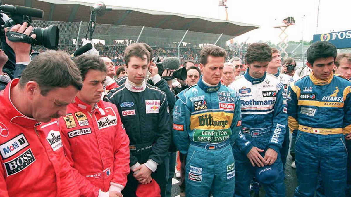 DAS SCHWARZE WOCHENENDE: Insgesamt 33 Piloten starben in einem Formel-1-Auto, am schwarzen Wochenende von Imola 1994 gleich zwei. Im Abschlusstraining am 30. April wird der Österreicher Roland Ratzenberger infolge eines schweren Einschlags getötet  