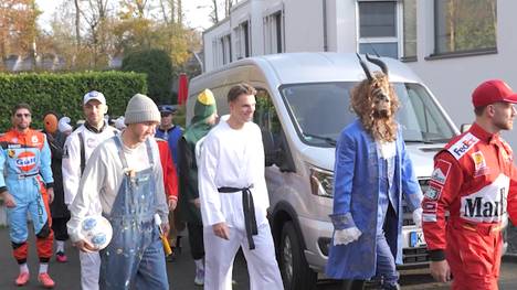 Am 11.11. wird es bunt beim 1. FC Köln: Spieler und Trainer feiern wie jedes Jahr das traditionelle Karnevals-Training. Bevor die fünftägige Pause beginnt, heißt es für alle wieder „Hellau!“ mit Kostümen und guter Laune auf dem Platz.