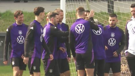 Beim Training des DFB-Team scheint die Stimmung ausgelassen zu sein - im Mittelpunkt VfB-Star Chris Führich der für ein paar Nackenklatscher hinhalten muss. 