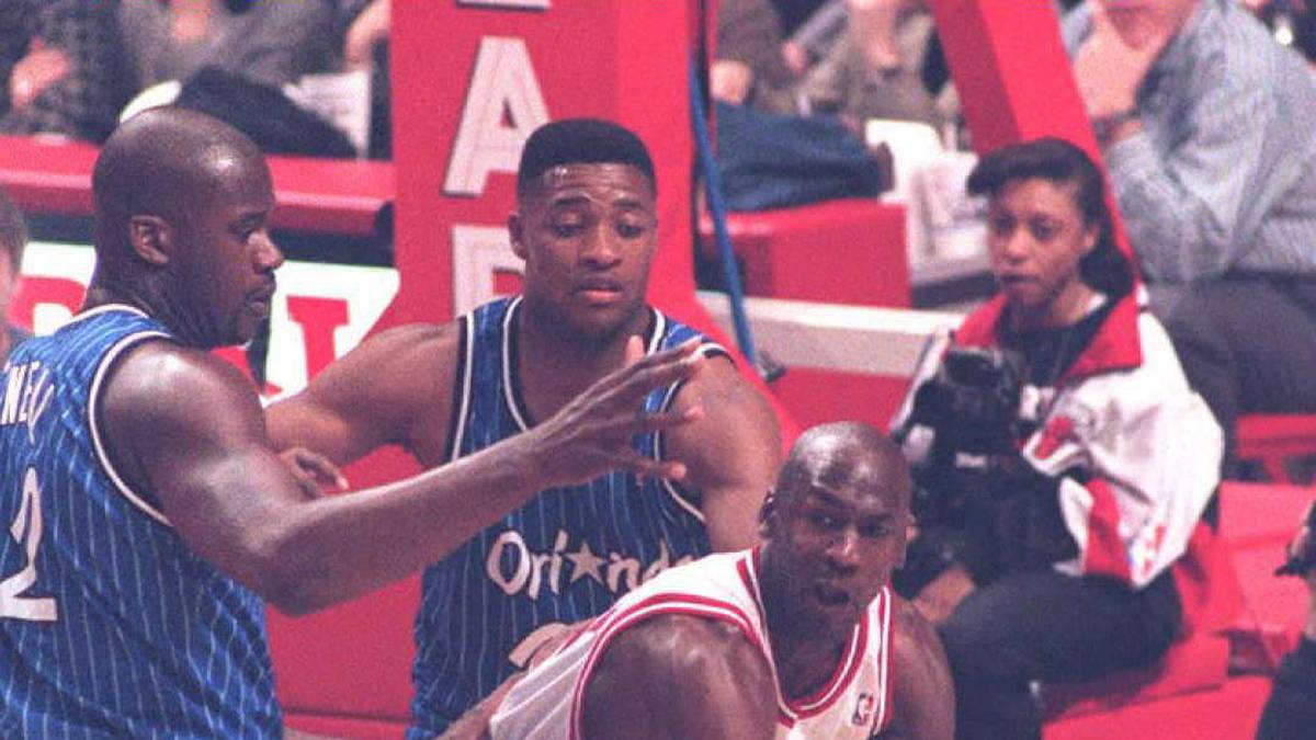 Die neue Nummer brachte Jordan kein Glück, in seinem ersten Playoff-Spiel gegen die Orlando Magic unterläuft ihm gegen Nick Anderson (r.) sogar der spielentscheidende Ballverlust. Anderson höhnte hinterher: "Nummer 45 ist nicht Nummer 23. Mit der 23 hätte ich das nicht machen können"