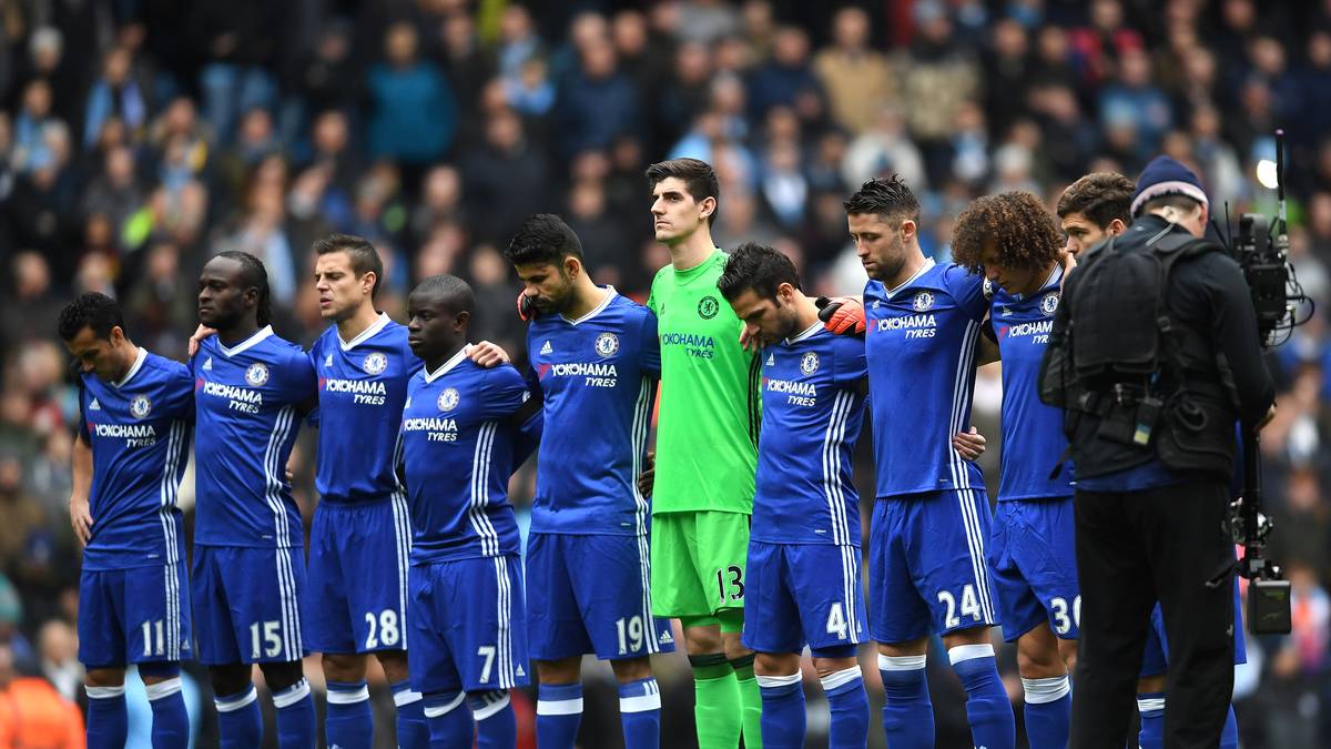 Natürlich beteiligt sich auch die ganze Mannschaft daran und hält einen Moment inne