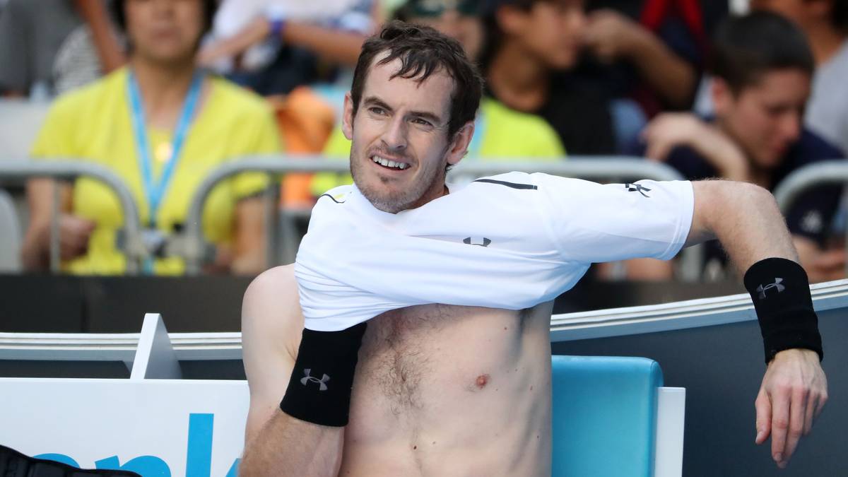 A propos bauchfrei: Andy Murray kommt gegen Sam Querrey so ins Schwitzen, dass ein Shirtwechsel von Nöten ist