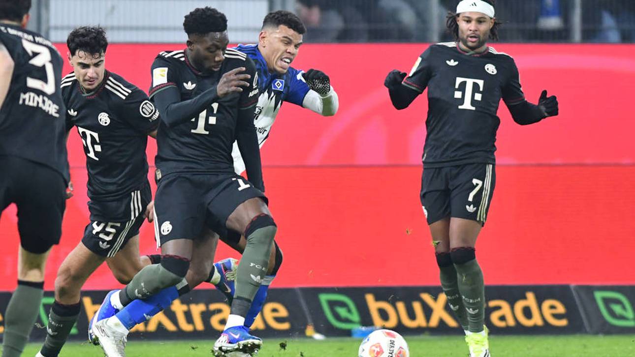 Alphonso Davies (M.) verhinderte ein Tor des HSV - Manuel Neuer war schon geschlagen