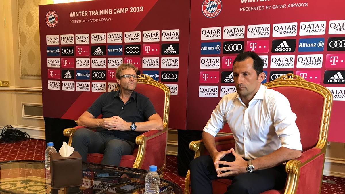 Sportdirektor Hasan Salihamidzic verkündete in Doha den Transfer von Benjamin Pavard