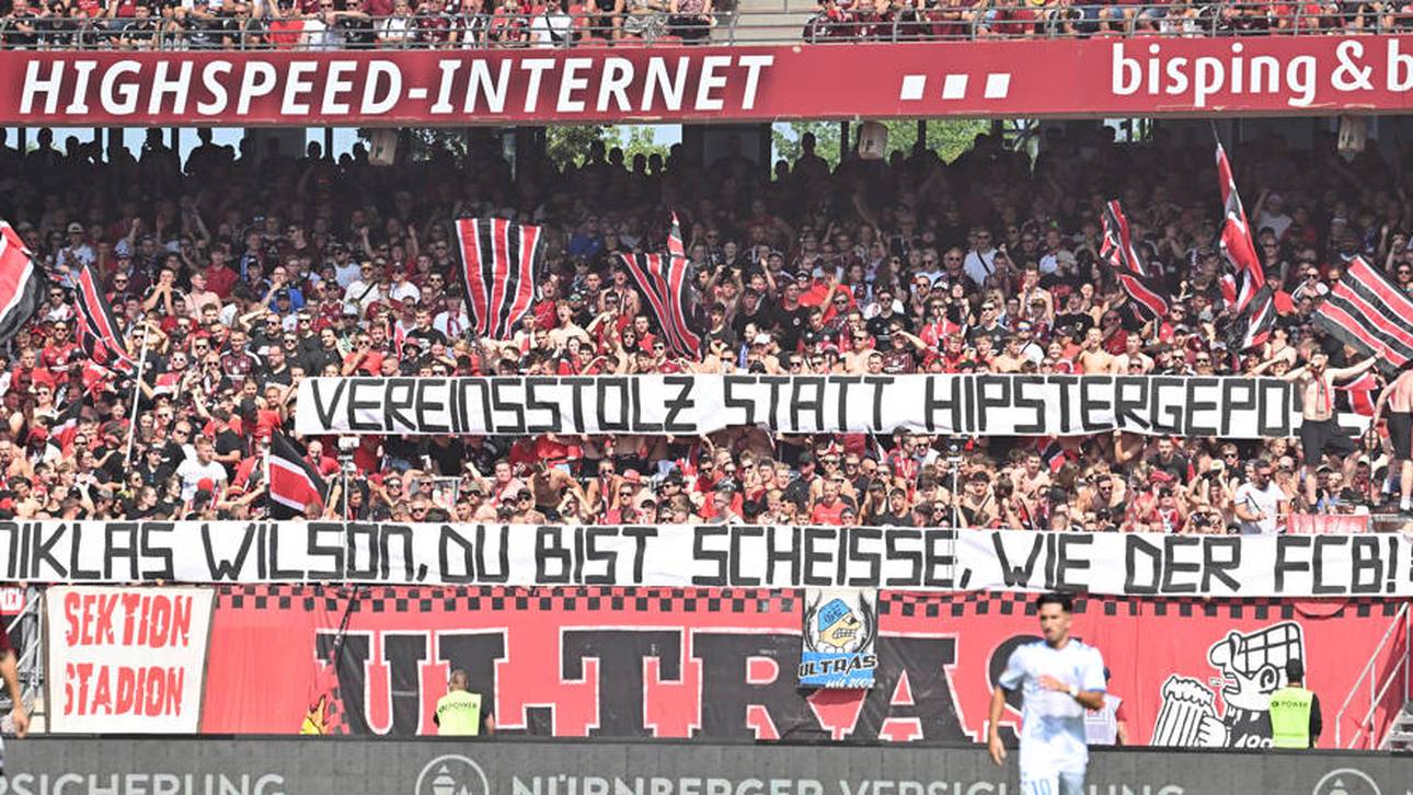 Ein Banner der Club-Fans gegen Niklas-Wilson Sommer