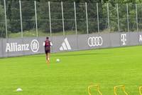 Ein Bayern-Juwel erscheint eine Stunde vor dem Start des Mannschaftstrainings auf dem Trainingsplatz und arbeitet an seinem Comeback.