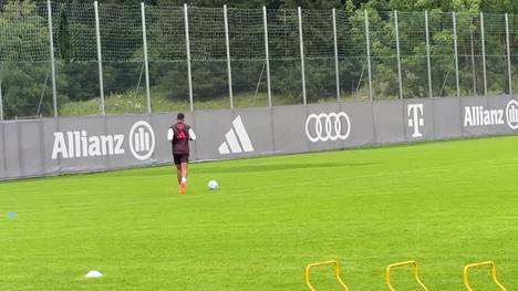 Ein Bayern-Juwel erscheint eine Stunde vor dem Start des Mannschaftstrainings auf dem Trainingsplatz und arbeitet an seinem Comeback.