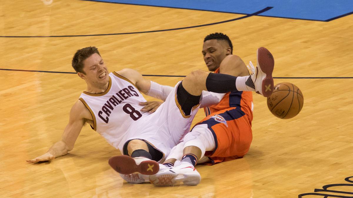 Russell Westbrook und Matthew Dellavedova spielen eine Runde Sitzball. Am Ende haben die Cavs das bessere Ende für sich und  nehmen einen klaren Sieg mit nach Hause