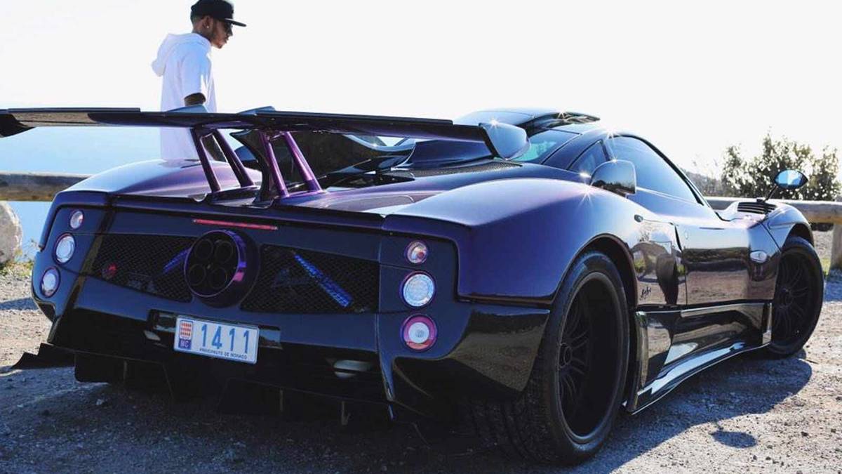 ...und hier mit einem Pagani Zonda. Die Kiste, die es auf 760 PS bringt, ist eine Sonderanfertigung nur für ihn und trägt seine Initialen "LH" in der Bezeichnung